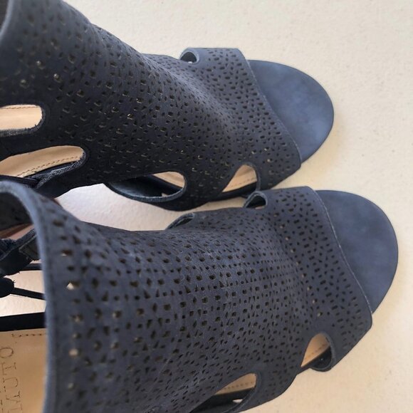 Vince Camuto Navy Corbina Size 10M Laser Cut Block Heel Ankle Boot - Picture 12 of 13